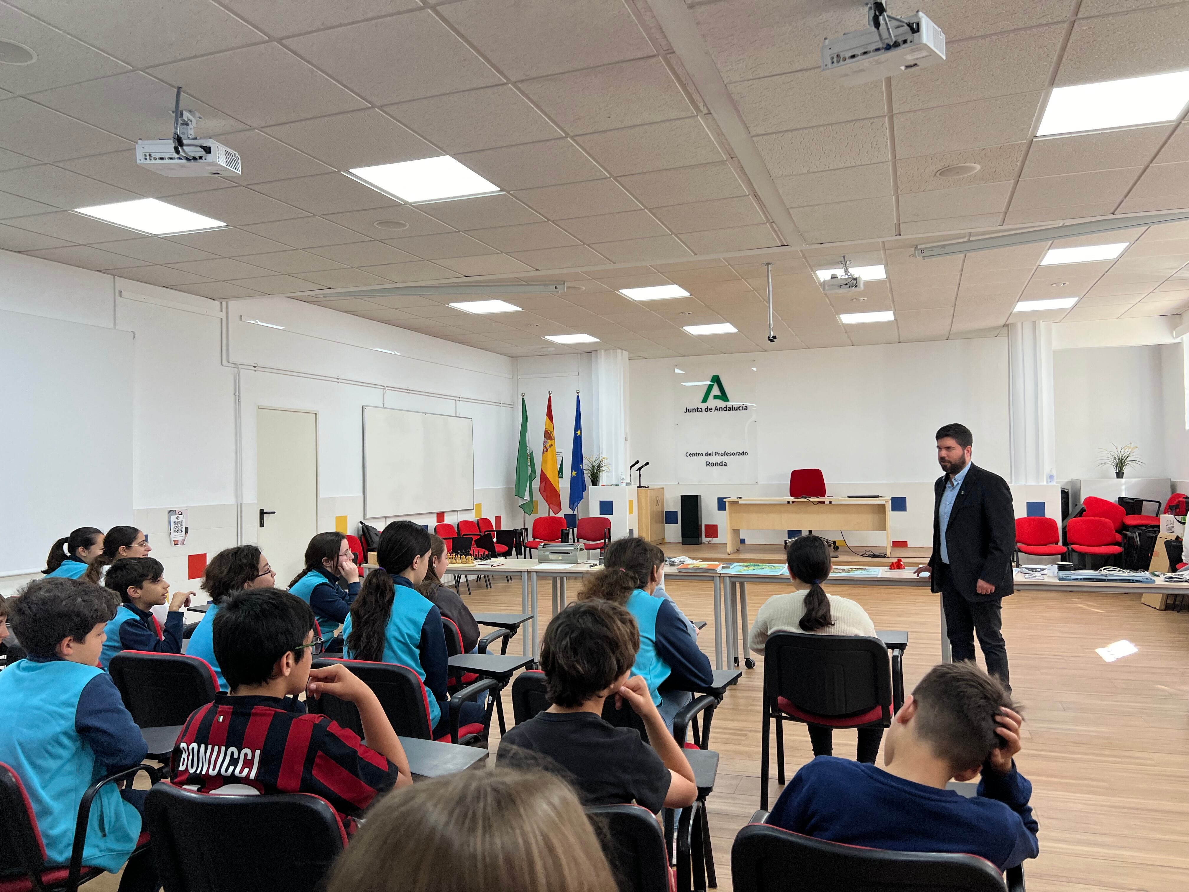 Un grupo de alumnos de Ronda asiste a la primera de las actividades organizadas por la ONCE en Ronda