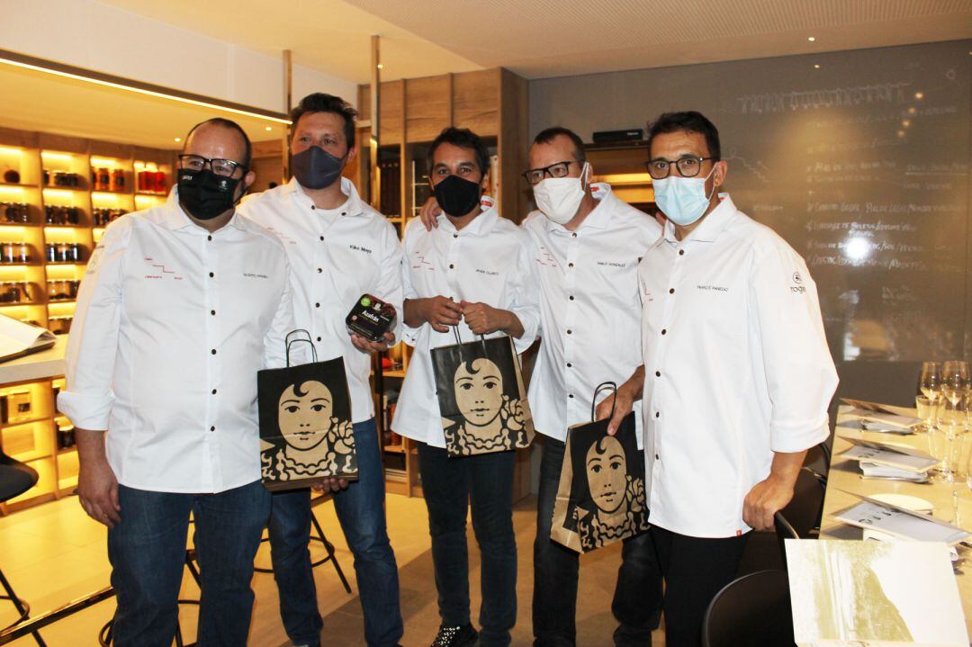 Kiko Moy,a junto a los otros cuatro cocineros invitados, quienes recibieron varios obsequios por su visita