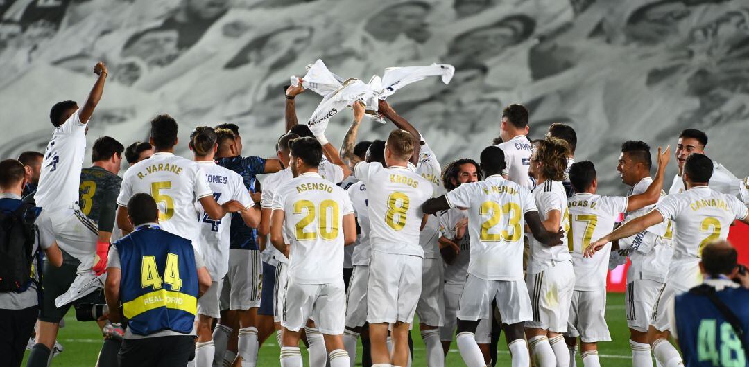 Los jugadores del Real Madrid celebran el título de Liga