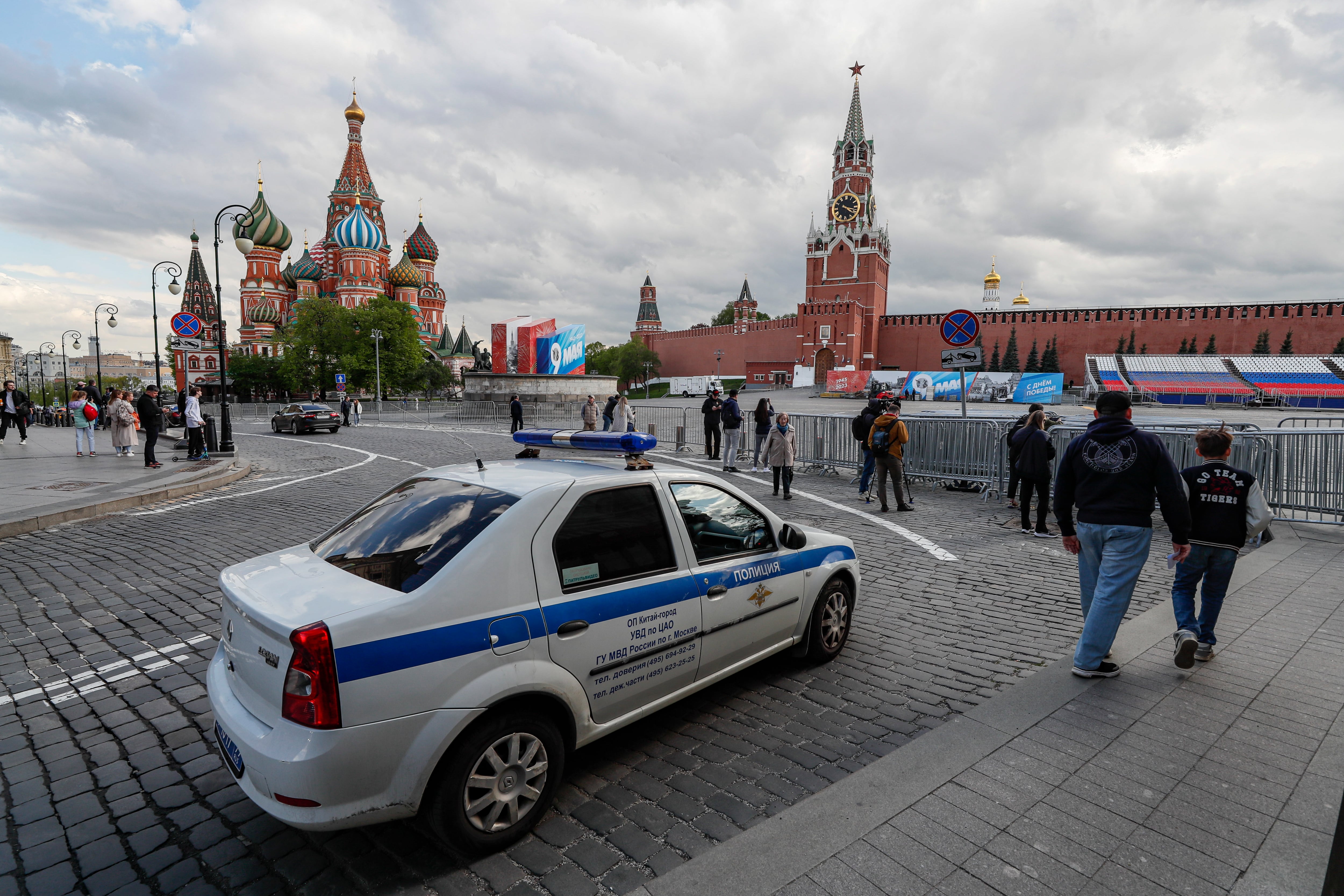 Un coche de policía frente al Kremlin y la Plaza Roja de Moscú.