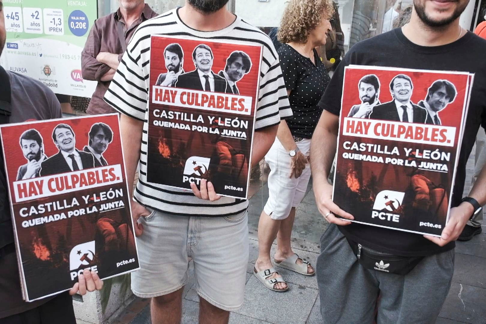 VALLADOLID, 20/08/2025.- Más de 1.500 personas se han manifestado este miércoles en Valladolid para exigir la dimisión del presidente de la Junta, Alfonso Fernández Mañueco, y del consejero de Medio Ambiente, Juan Carlos Suárez-Quiñones, por su gestión de los incendios forestales en la comunidad. EFE/Fernando Sanz