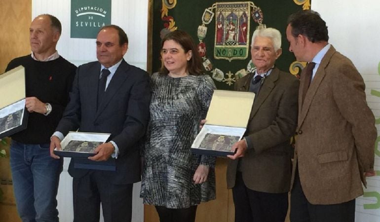 Trinidad Argota, diputada provincial de servicios públicos supra municipales entrega los premios de la XVIII Edición del Mejor Aceite de Oliva Virgen Extra de la provincia