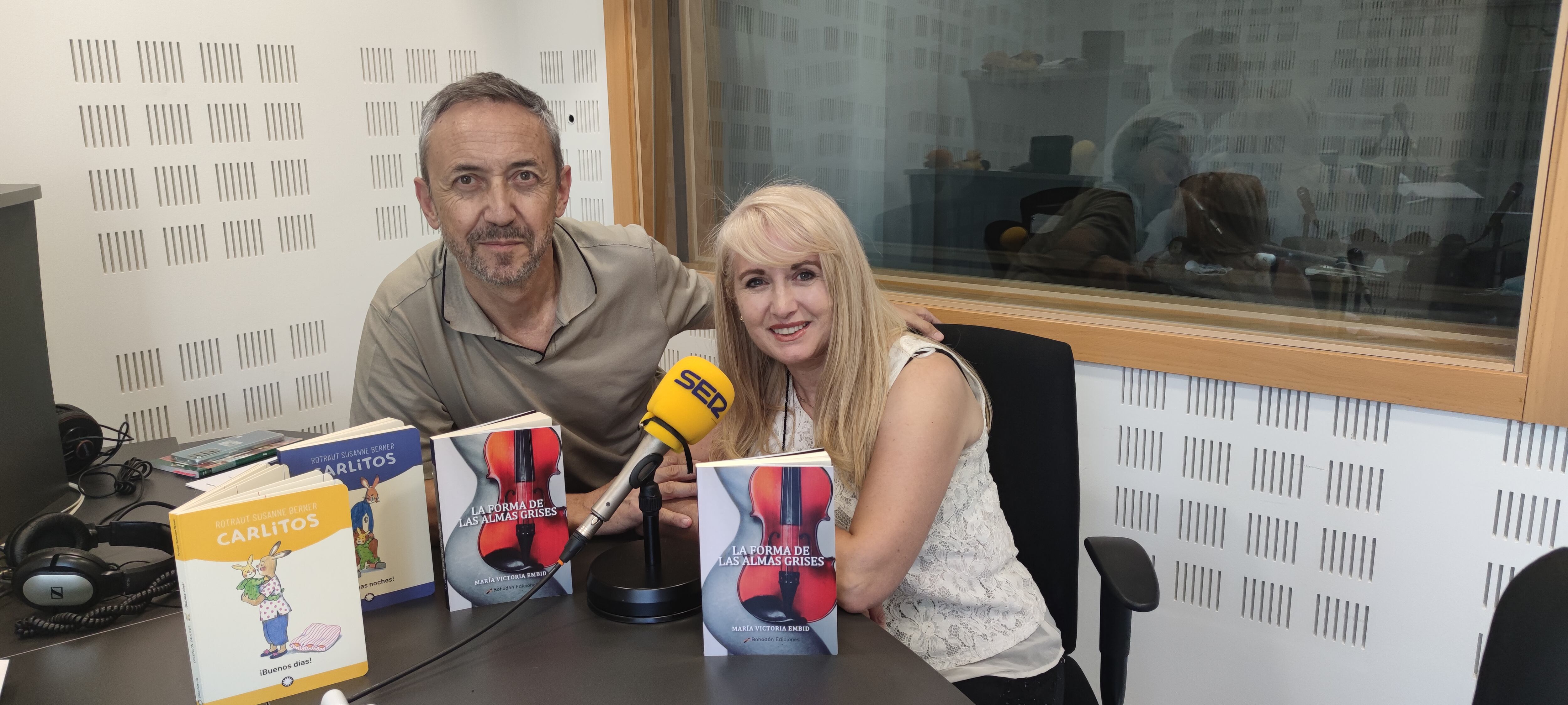 'El Rincón literario', con Chema Contreras, habla con María Victoria Embid , autora de la novela ‘La forma de las almas grises’.