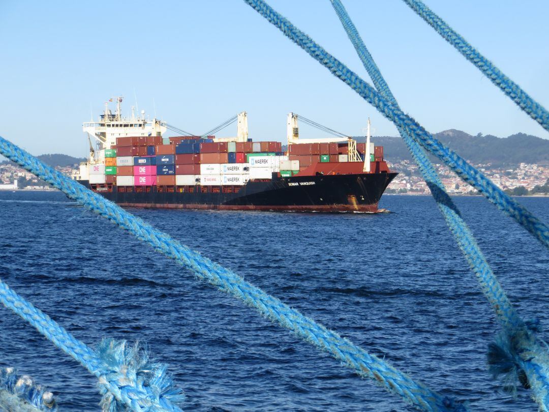 Barco de contenedores en el Puerto