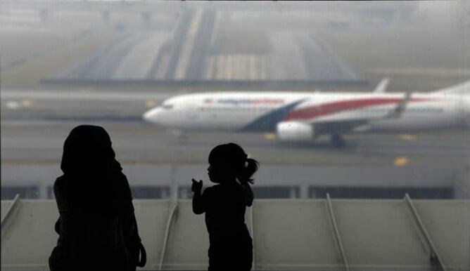 Madre e hija en un aeropuerto