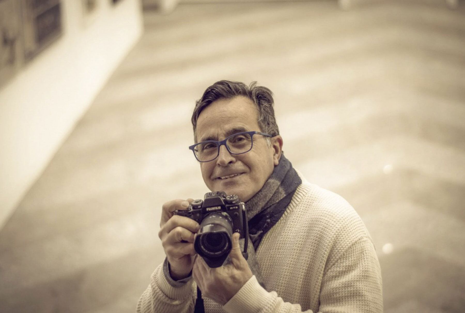 Imagen de Xavi Terol con su inseparable máquina de fotos