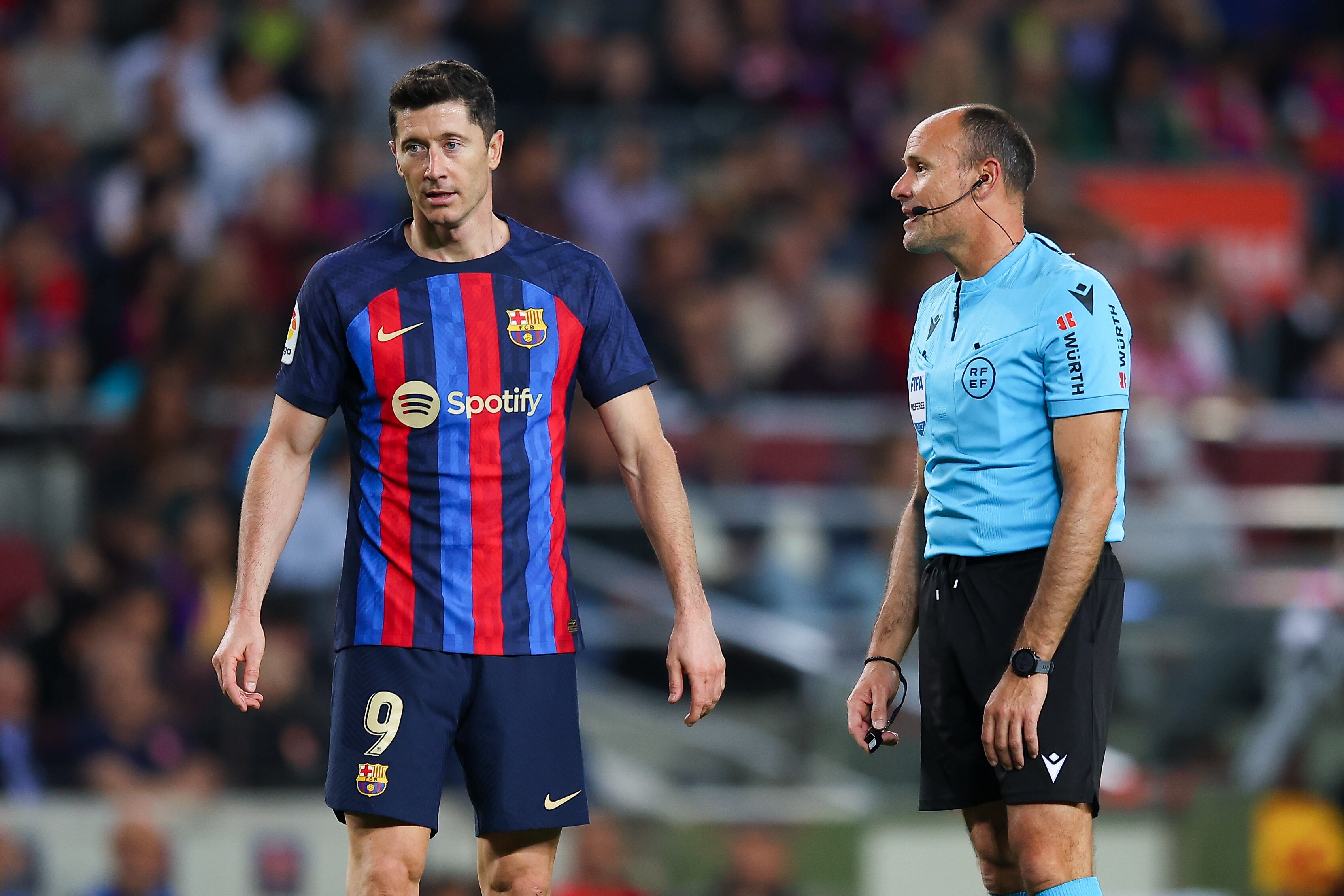 Lewandowski y Mateu Lahoz, durante un partido de esta temporada