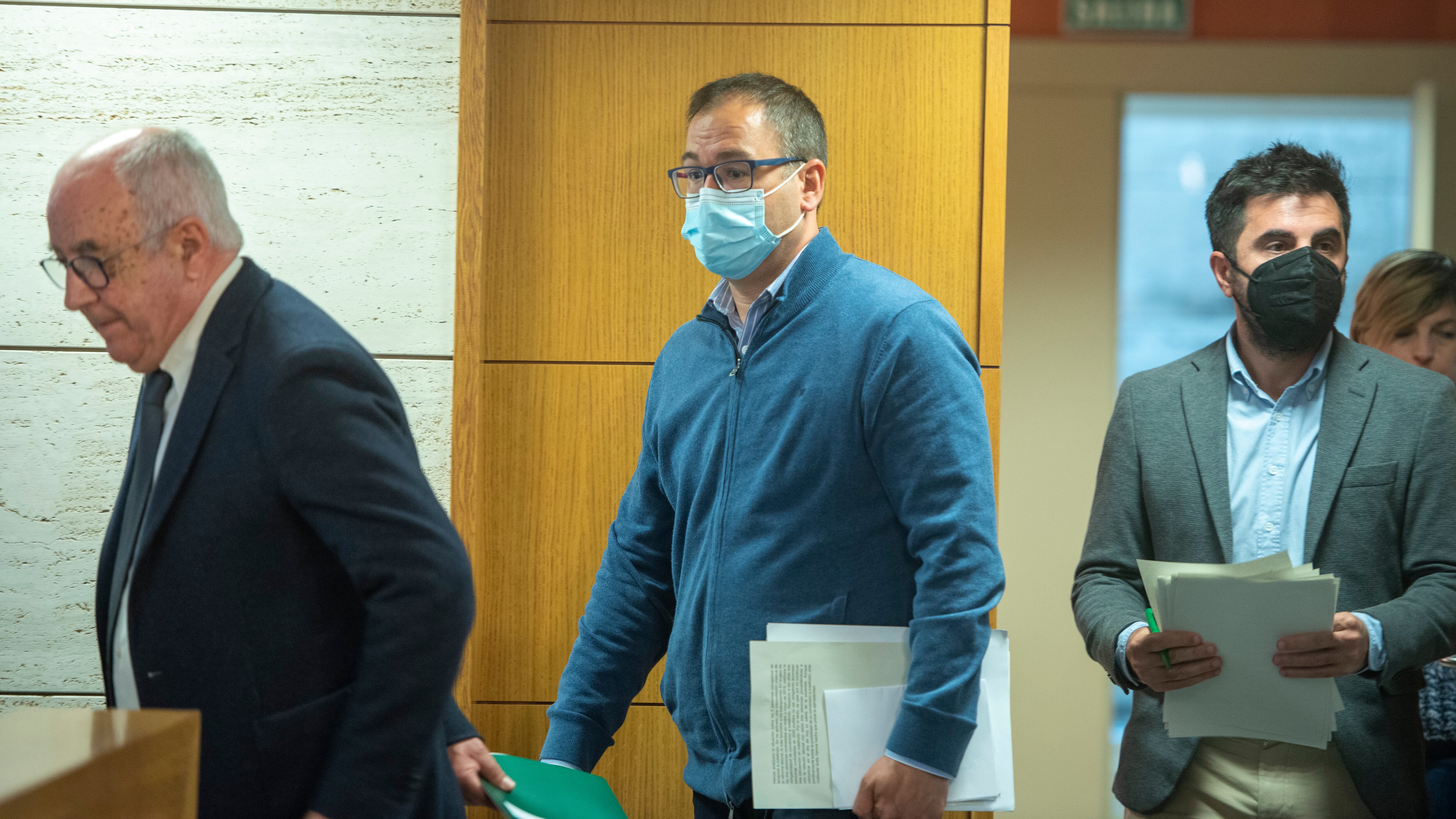 El gerente de La Rioja 360, Jorge Fraile, en el centro de la imagen, antes de comparecer en la rueda de prensa de Consejo de Gobierno junto con el portavoz, Álex Dorado, y el consejero de Educación, Pedro Uruñuela.