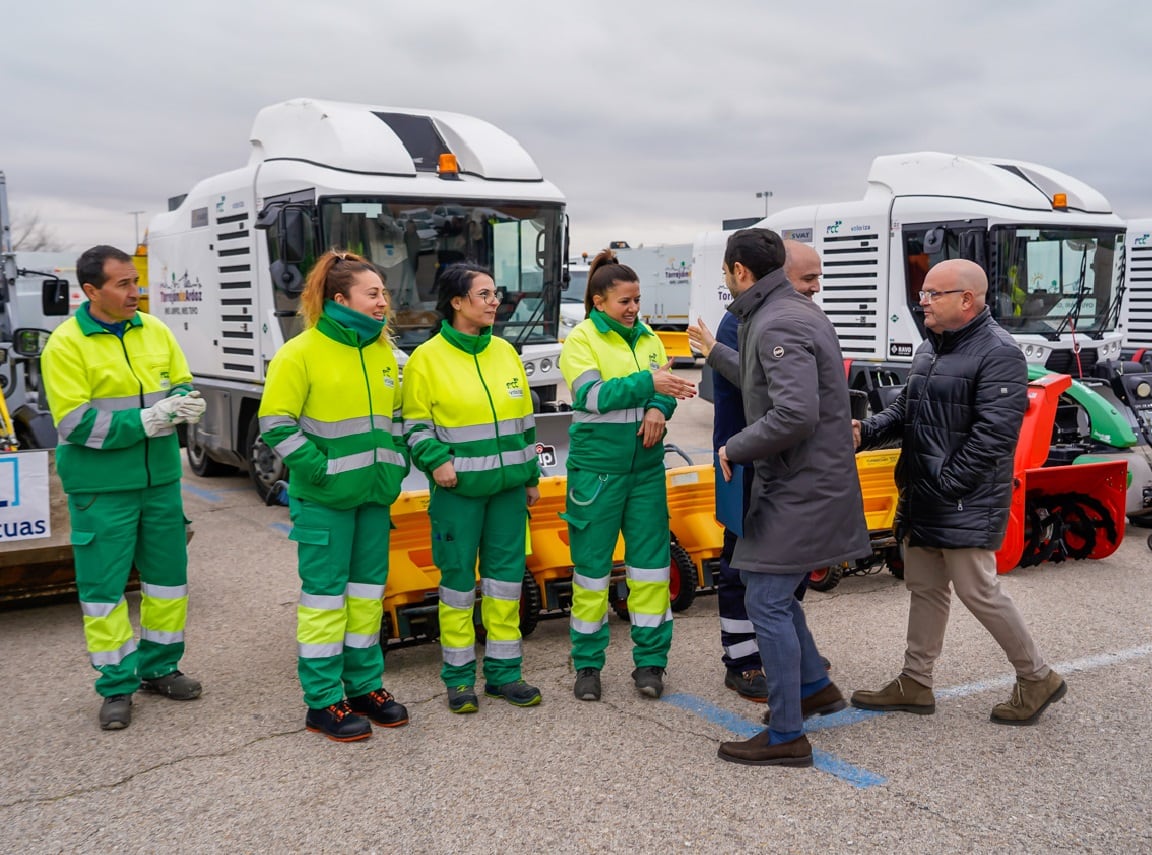 El alcalde de Torrejón, Alejandro Navarro y el concejal de Obras y Medio Ambiente, Valeriano Díaz, saludan a los miembros del dispositivo contra las inclemencias invernales. 