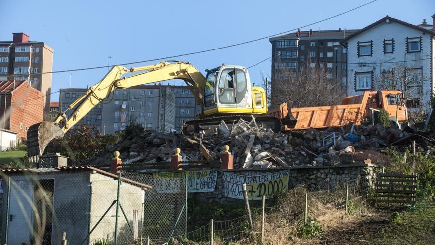 una excavadora trabajando en un barrio de Santander.