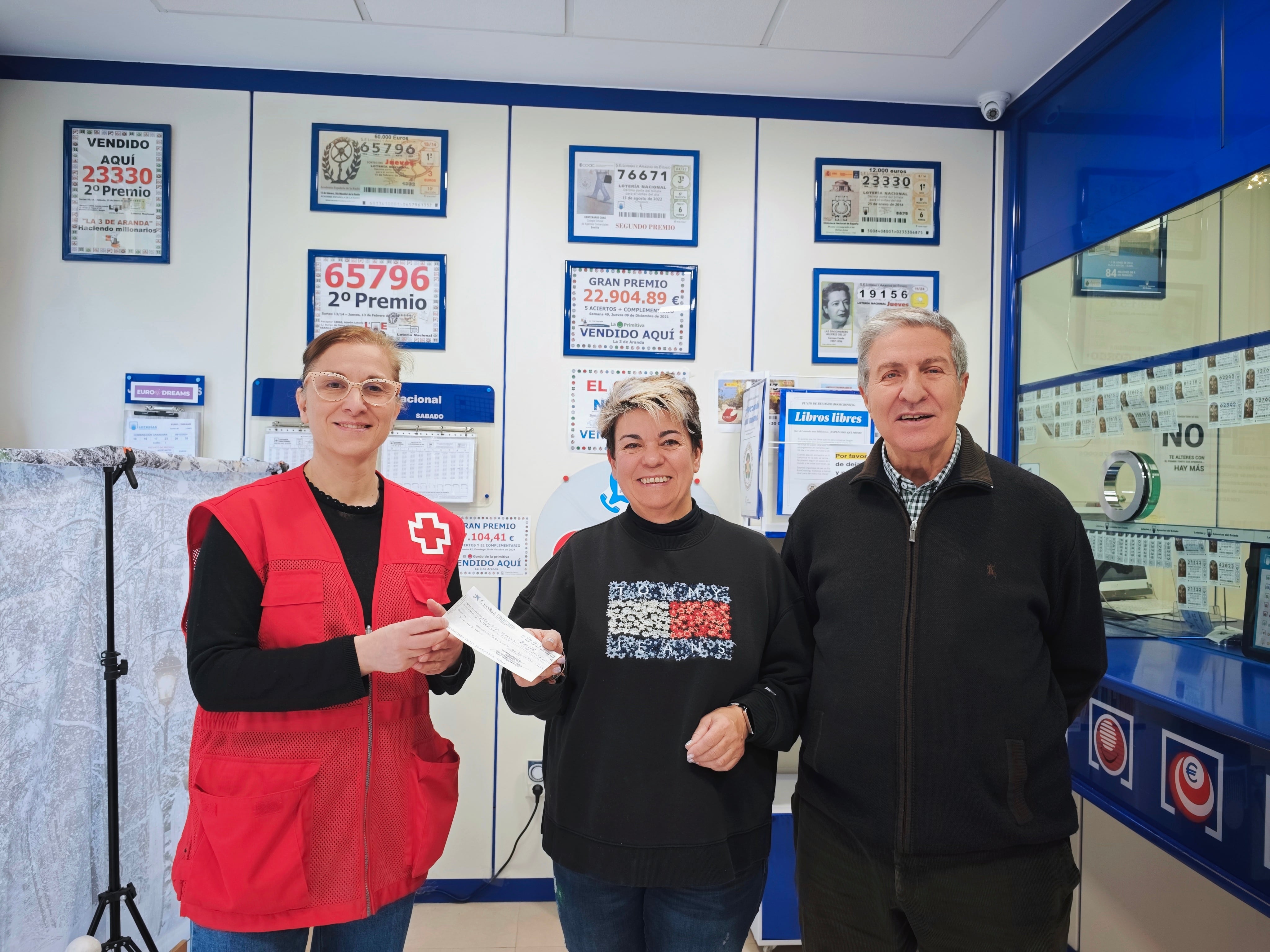 Momento de la entrega del cheque