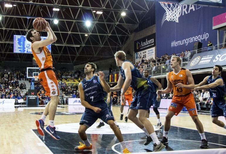 GRA277. ANDORRA LA VIEJA, 10012016.- El base del Valencia Basket Club Guillem Vives (i) lanza a canasta ante la defensa del base del MoraBanc Andorra Víctor Sada (2i), durante el partido de la decimoquinta jornada de la Liga ACB que se juega hoy en el Pol