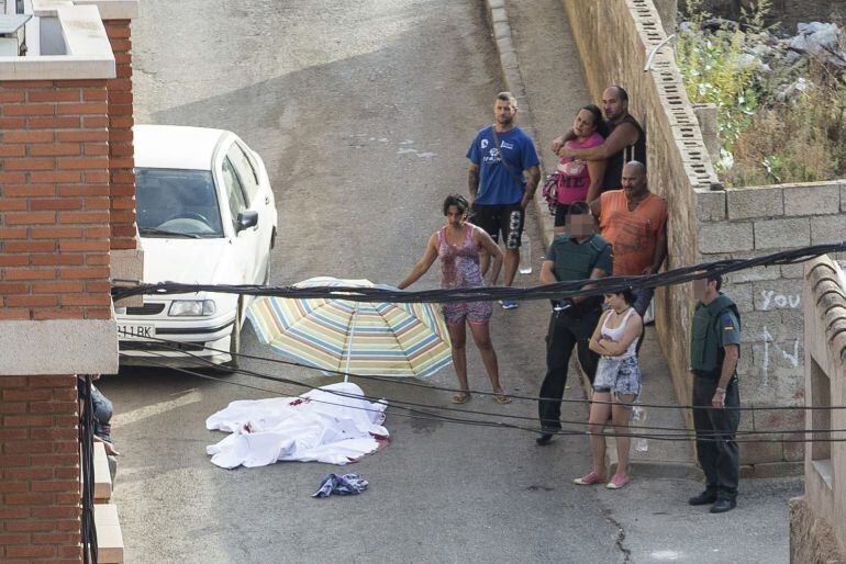 GRA366. MAZARRÓN, (MURCIA), 02/09/2015.- La guardia civil y vecinos junto al cadáver de una mujer fallecida en una multitudinaria riña, que se ha producido tras atropellar un turismo a un peatón en el municipio murciano de Mazarrón .EFE/MARCIAL GUILLÉN