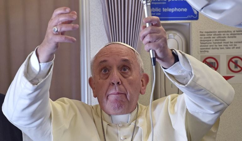 El papa Francisco se dirige a los periodistas que comparten su vuelo desde Manila (Filipinas) a Roma (Italia).