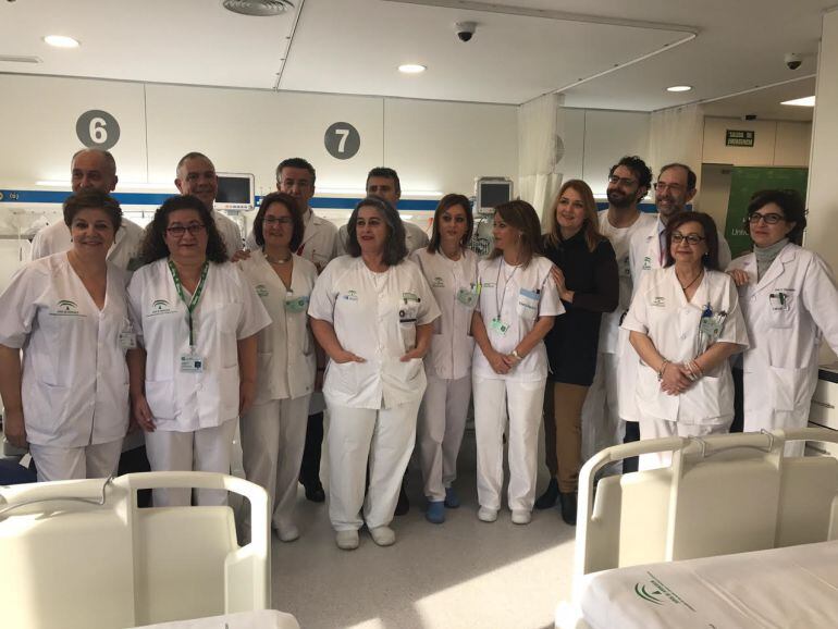 Personal sanitario, este martes, durante su visita en el Hospital Regional