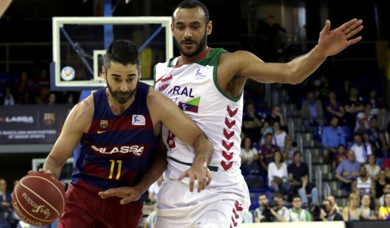 El escolta del FC Barcelona Juan Carlos Navarro intenta superar al alero húngaro del Laboral Kutxa Baskonia Adam Hanga.