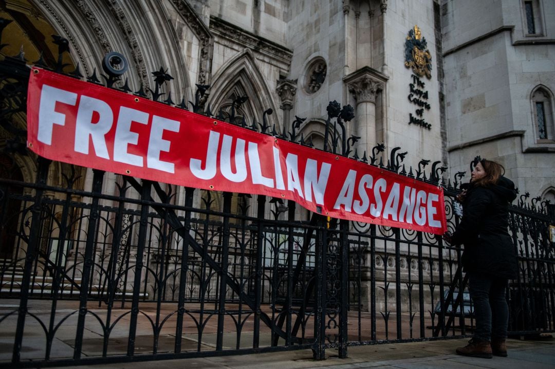 Una pancarta a favor de Julian Assange, a las puertas de un tribunal británico.