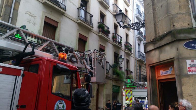 Los bomberos trabajan en la vivienda de la Parte Vieja donostiarra en la que se ha desatado un incendio.