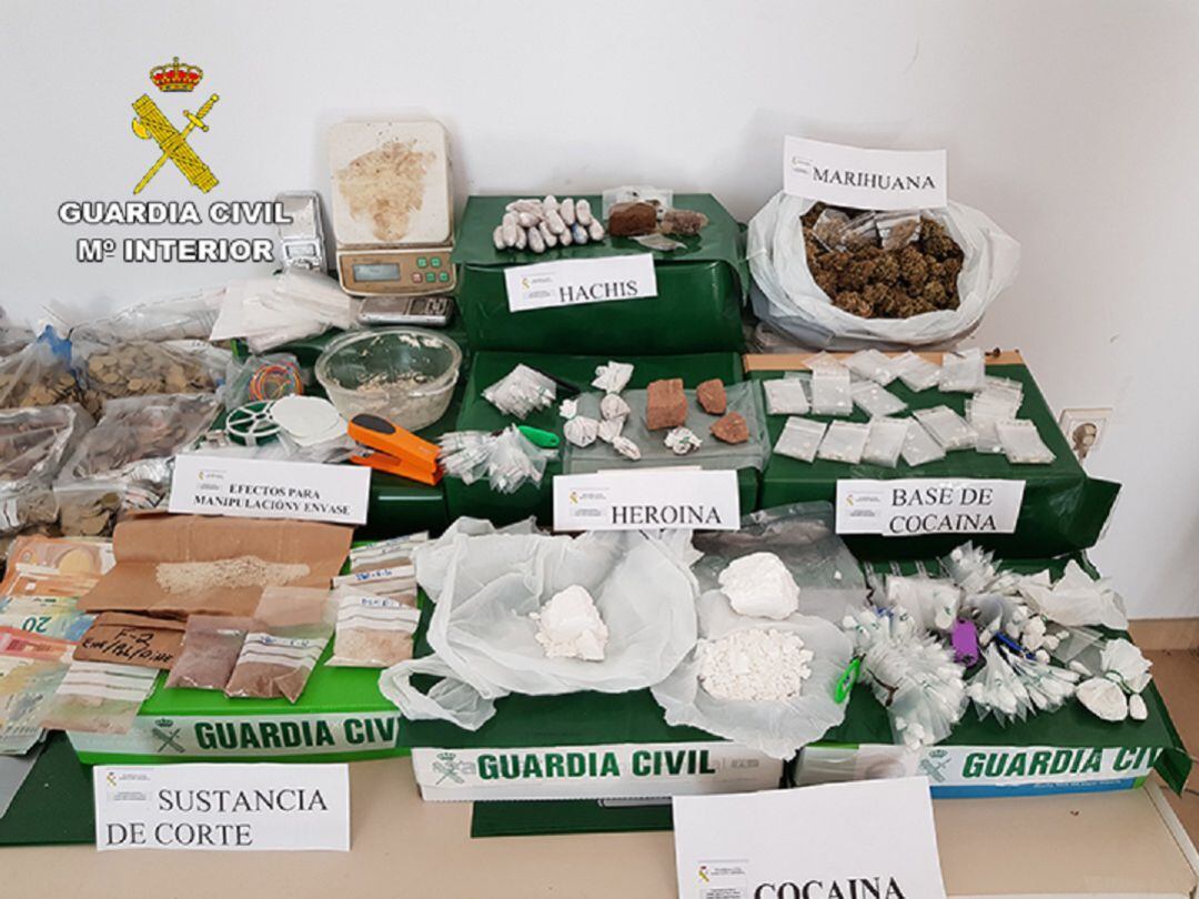 Parte de lo incautado por la Guardia Civil en el registro del inmueble en el que presuntamente los detenidos traficaban con drogas