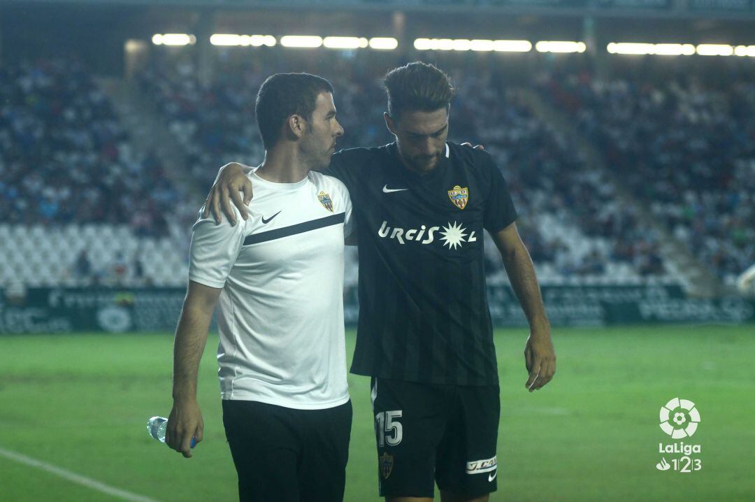 Juan Ibiza se marchó lesionado.