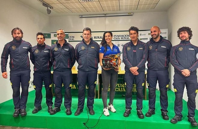 Presentación del casco en homenaje a los bomberos y a la Sierra de la Culebra