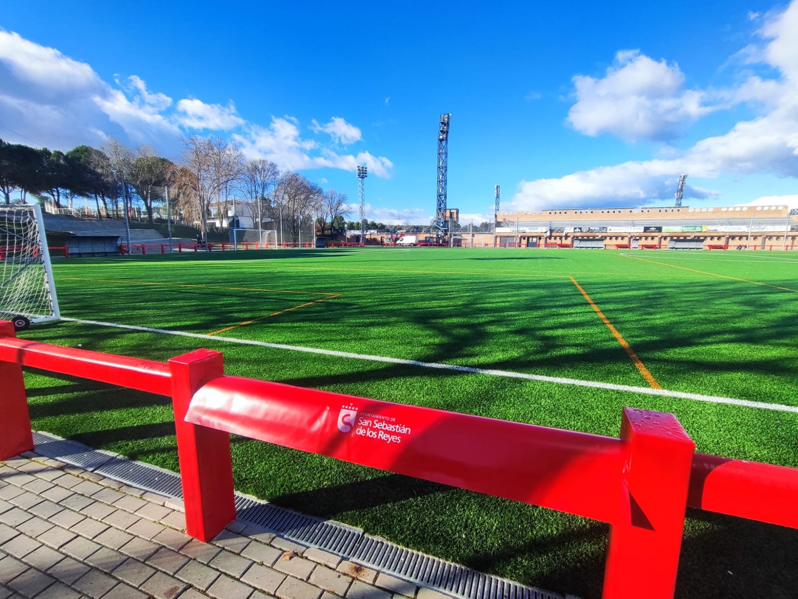 De la inversión total, 32.000 euros se destinarán a la instalación de protectores en el vallado de los campos de fútbol, el de rugby, y en las pistas exteriores de los colegios Nuestra Señora de Valvanera y Príncipe Felipe