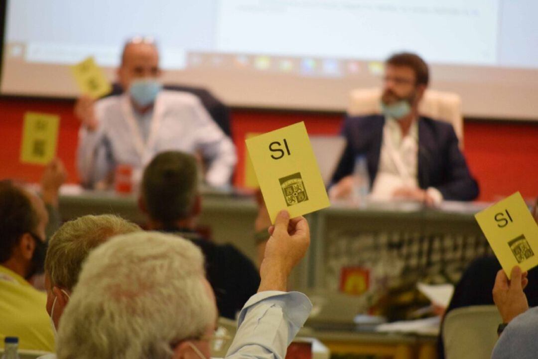 Imagen de la votación de los clubes en la Asamblea General de la FCyLF.