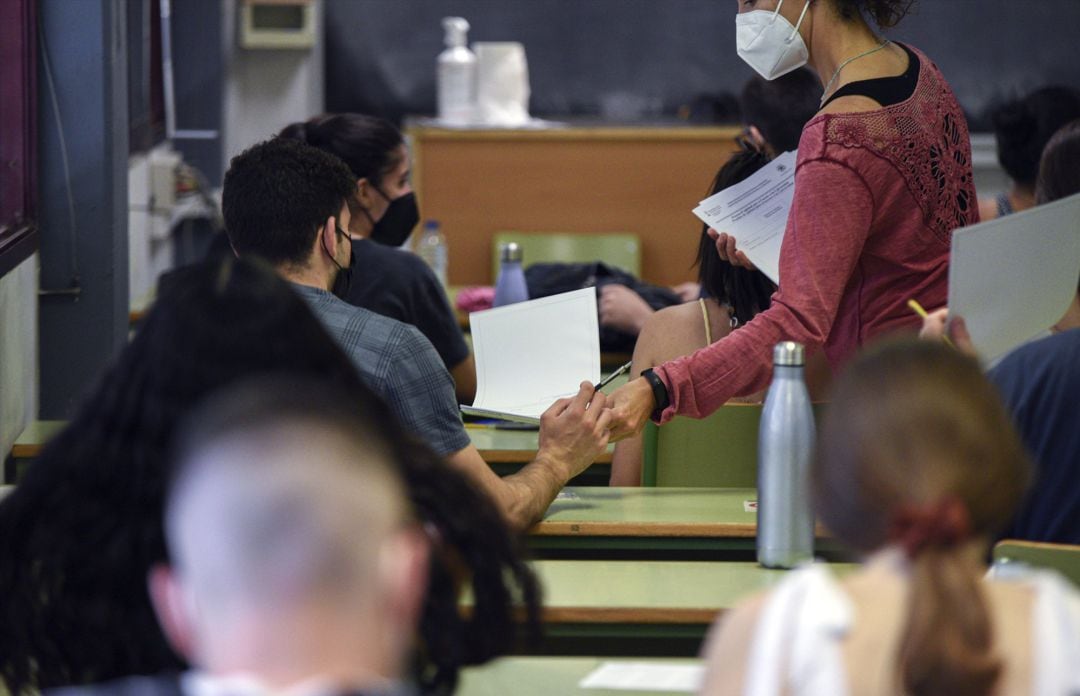 Una examinadora reparte uno de los exámenes de la selectividad 2021 a los estudiantes, en la Universidad Politécnica de Valencia, el día del comienzo de los exámenes de selectividad 2021, a 8 de junio de 2021, en Valencia, Comunidad Valenciana, (España).