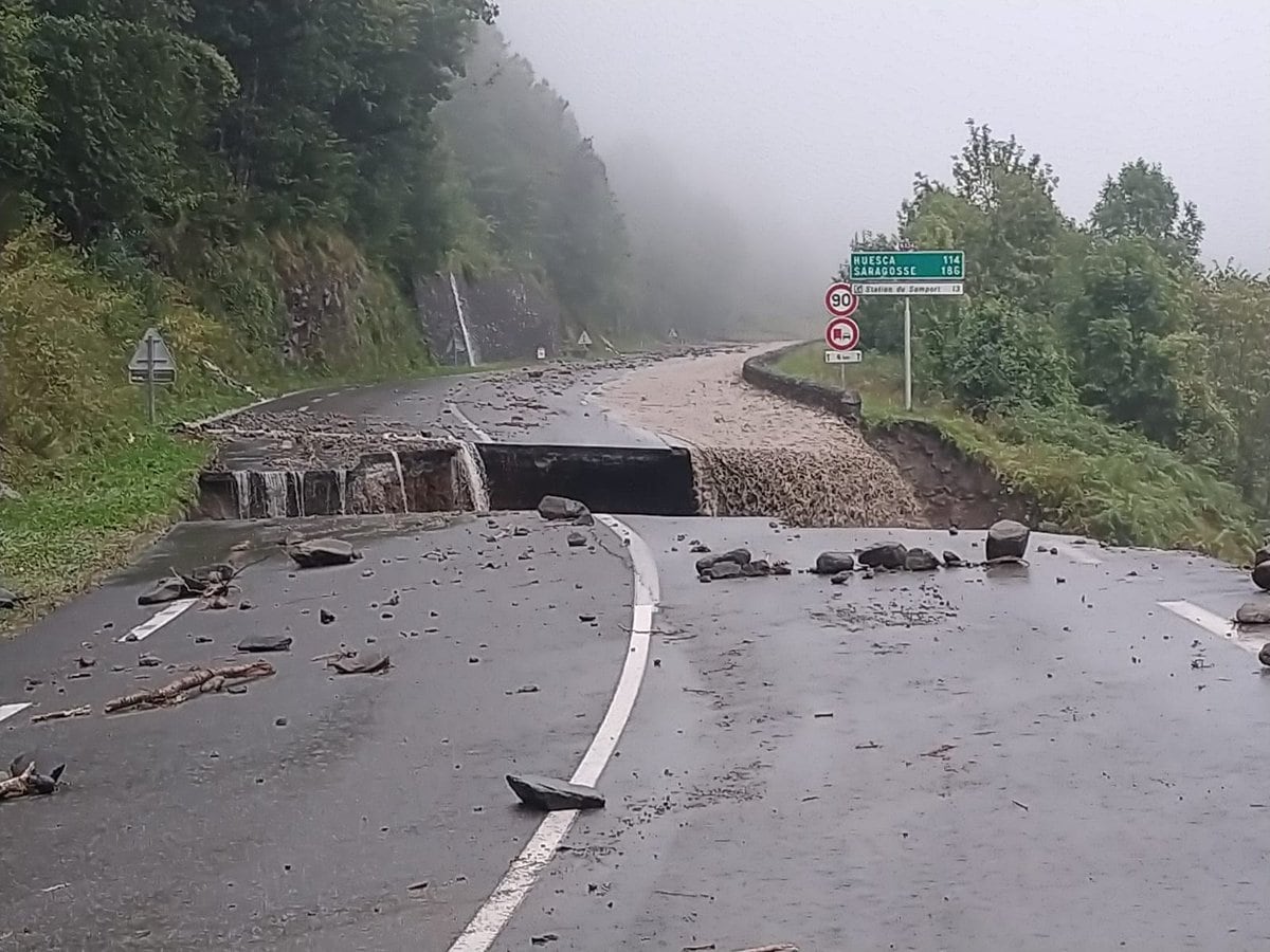 Socavón en la RN134 tras las fuertes lluvias en la vertiente francesa. Prefectura de los Pirineos Atlánticos