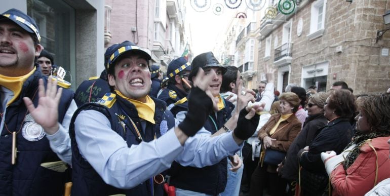 Agrupación callejera actuando durante el Carnaval de Cádiz