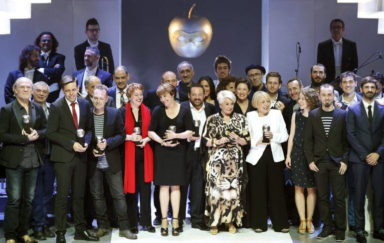 GRA450. BARCELONA, 18/05/2015.- Foto de los galardonados en los Premios Max de las Artes Escénicas 2015, a la finalización de la gala celebrada en la Sala BARTS de Barcelona. EFE/Andreu Dalmau.