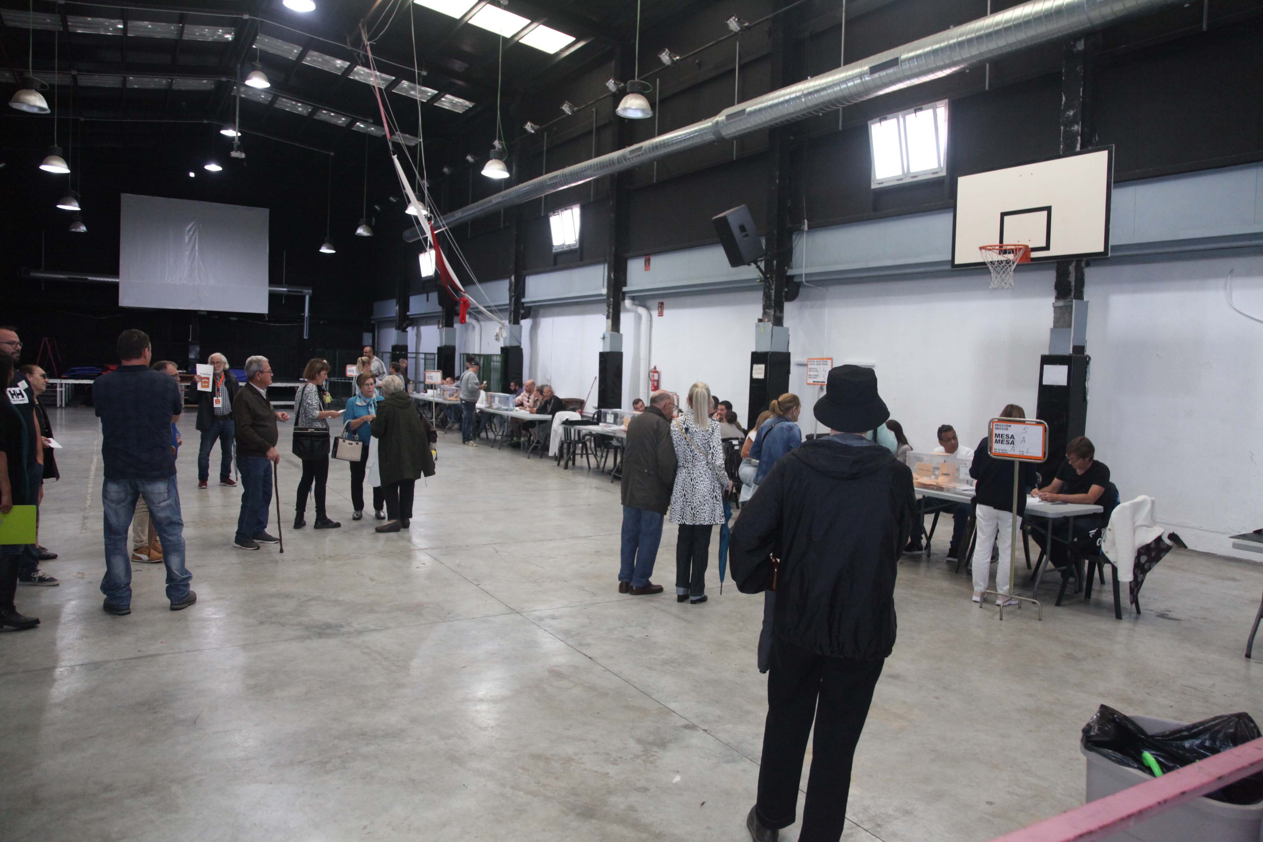 Ambiente en el colegio electoral de Llunàtics.