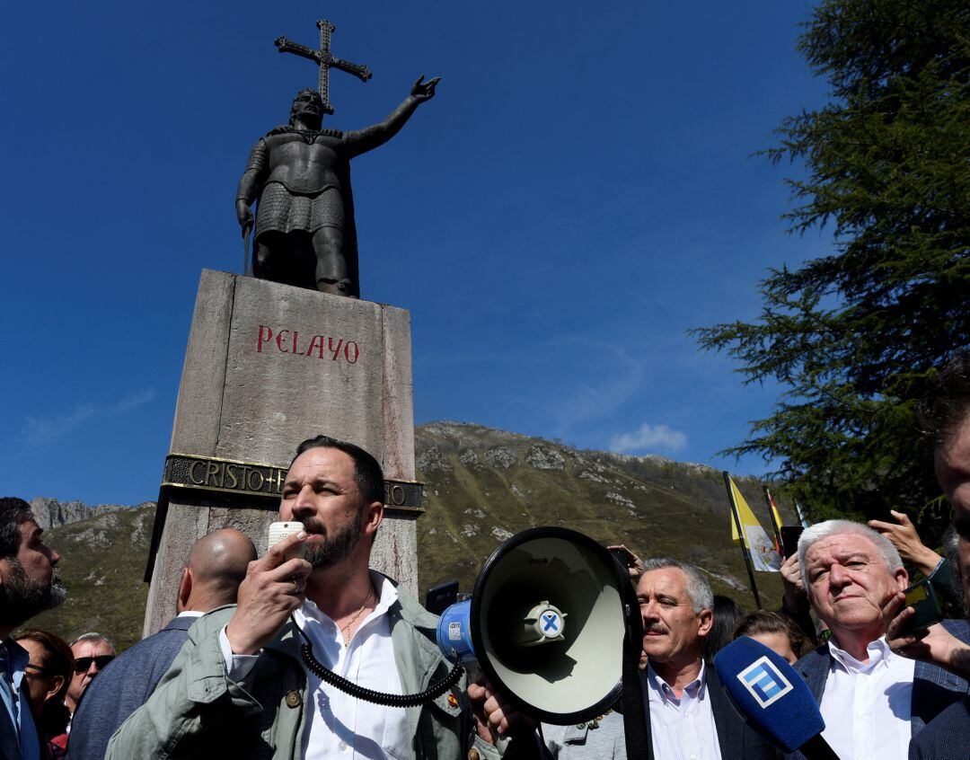 El líder de Vox, Santiago Abascal, en la estatua de don Pelayo. 