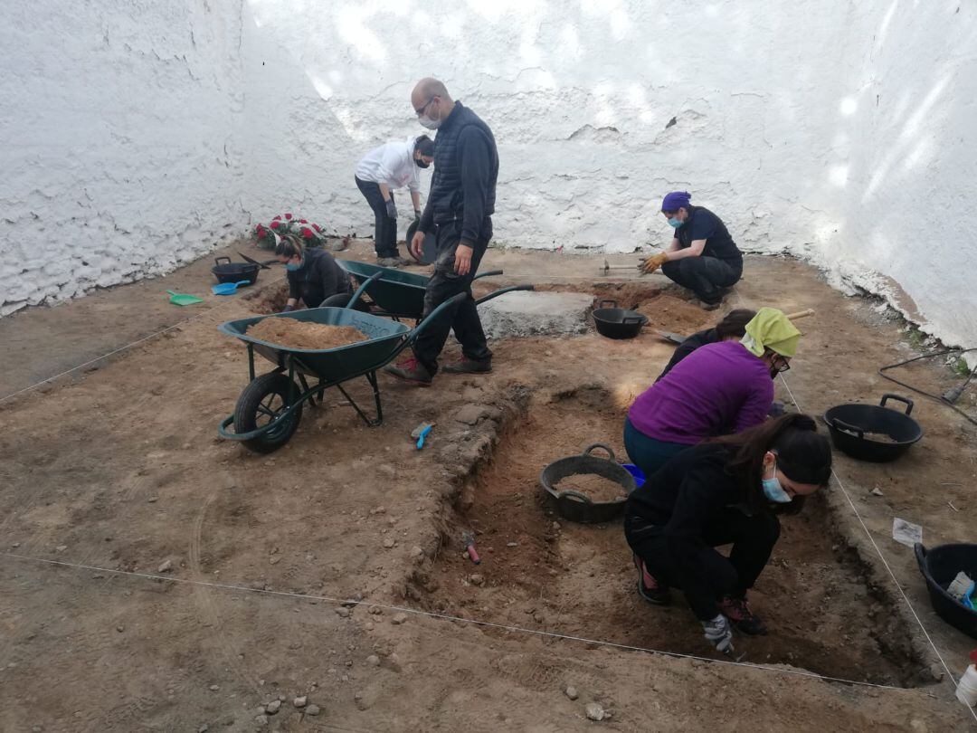 Un equipo de antropólogos y arqueólogos trabaja en la exhumación de 26 represaliados 