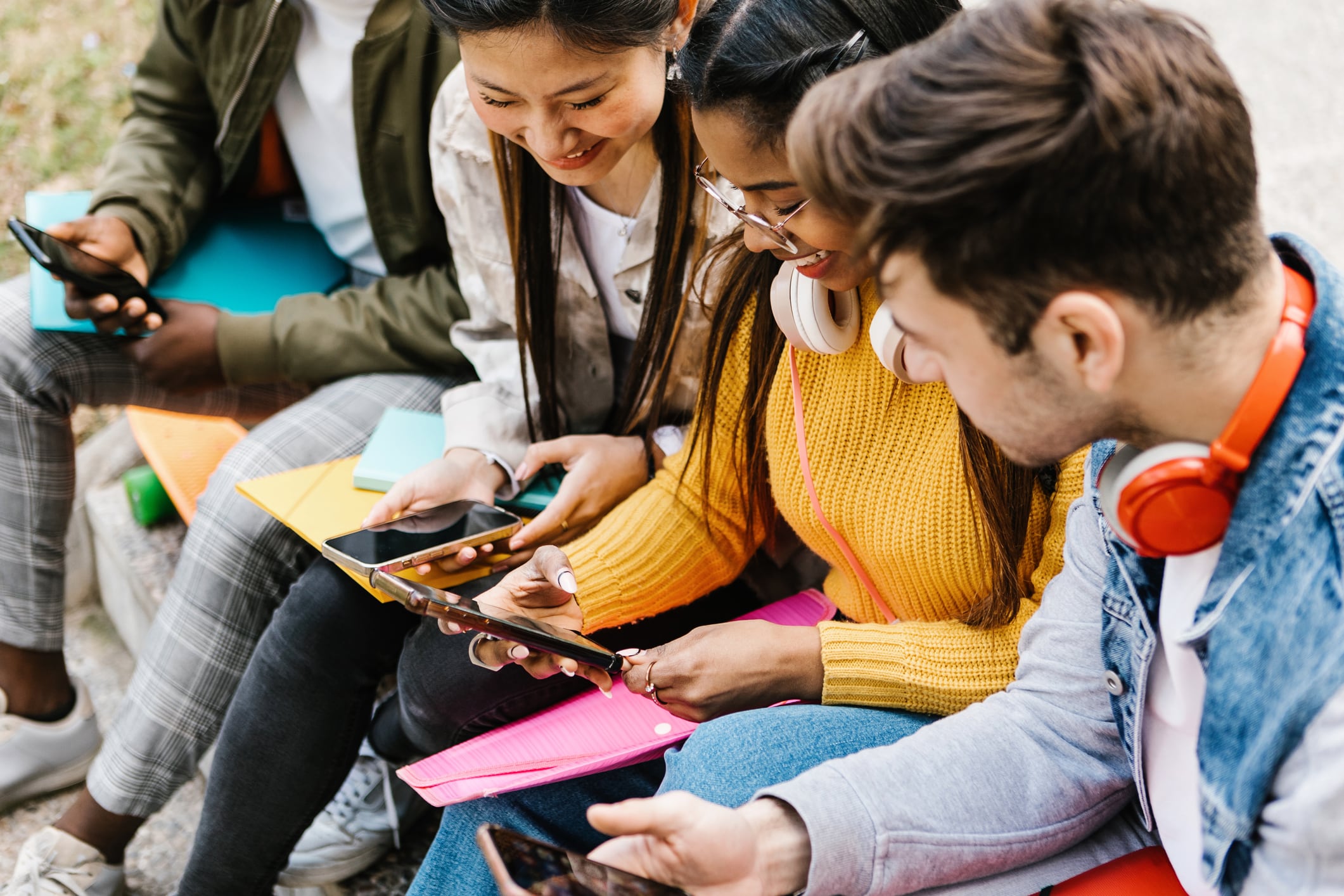 Jóvenes mirando redes sociales en el móvil