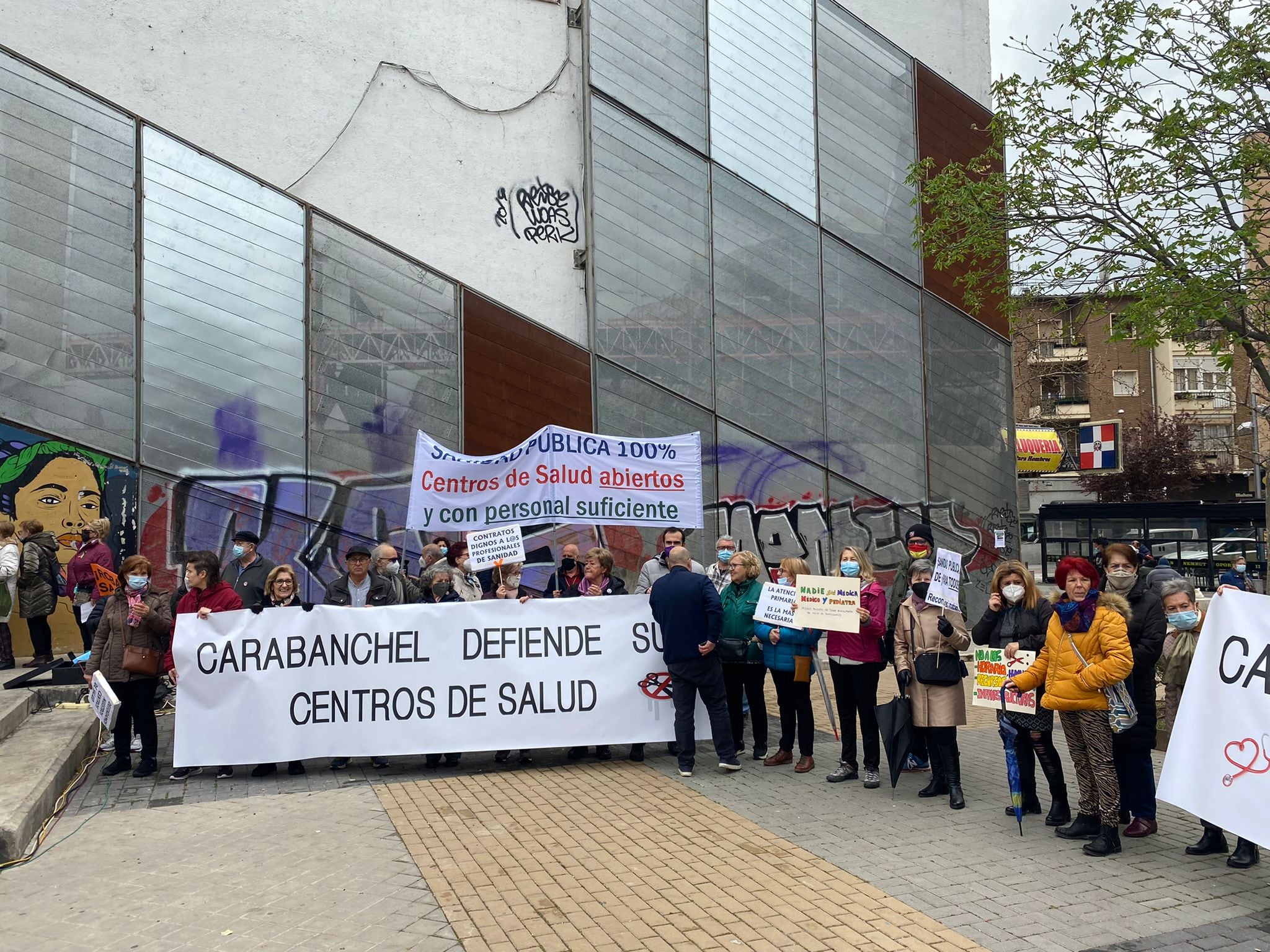 Asociaciones vecinales en Carabanchel tras las manifestaciones en defensa de la sanidad pública.