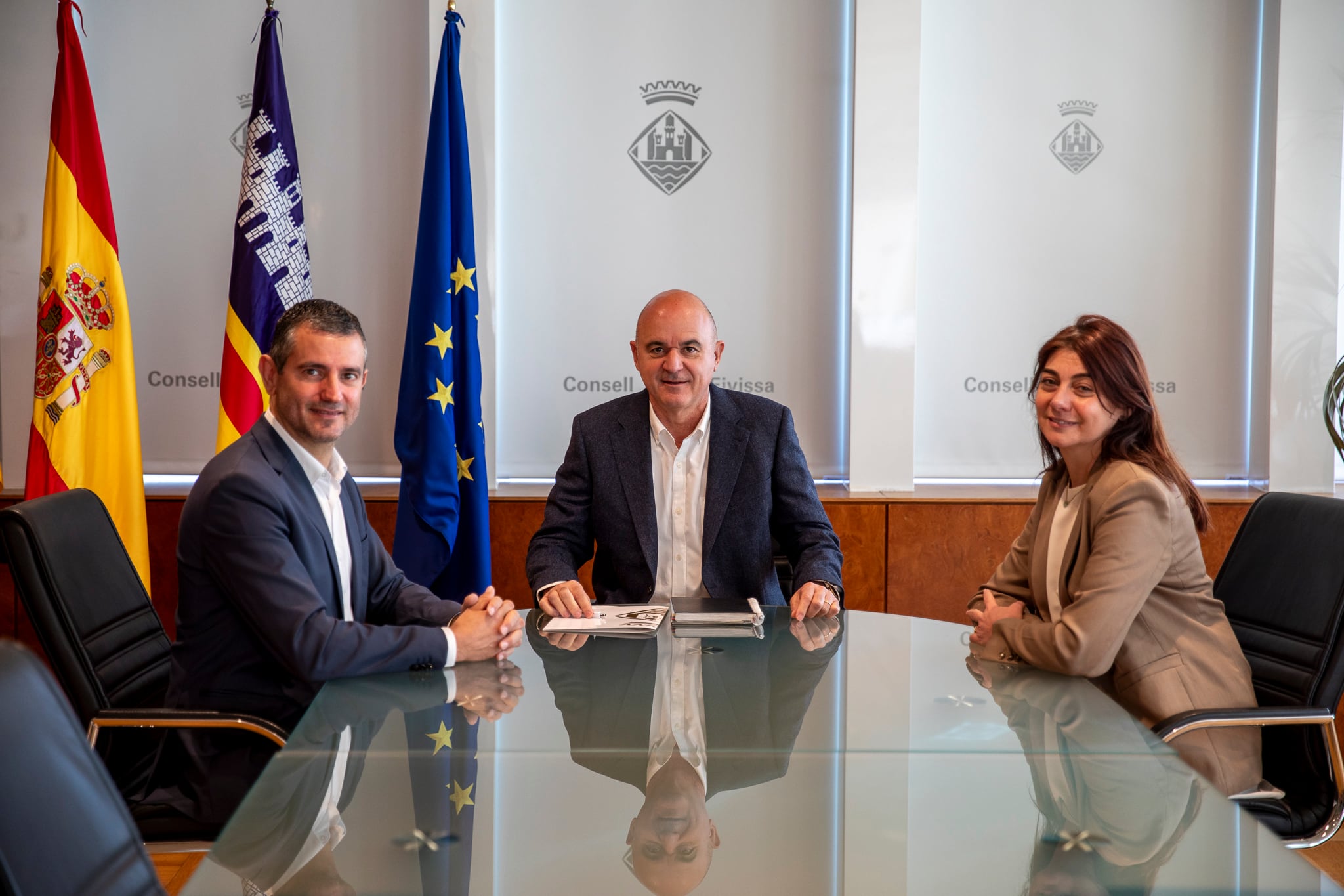 Imagen de la firma del acuerdo de cesión