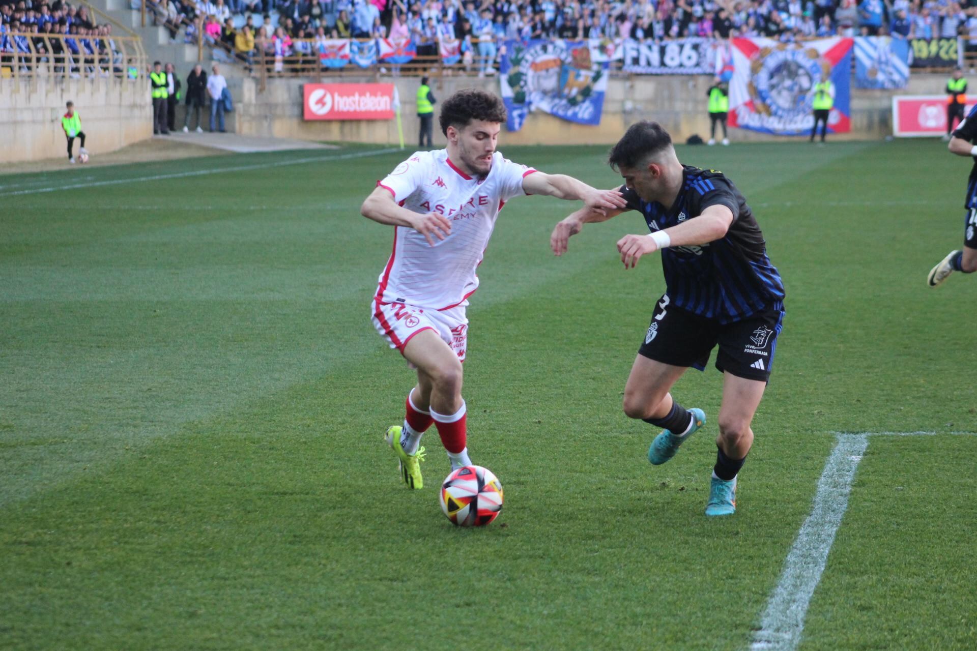 Fabio Blanco encara a un defensa de la Ponferradina / Isaac Llamazares