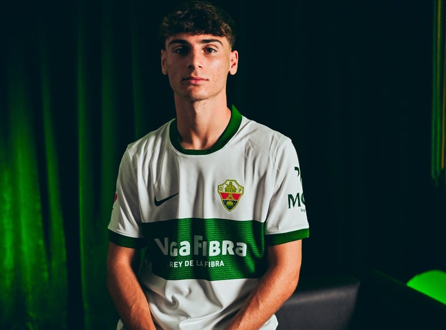 Rodrigo Mendoza posa con la franjiverde