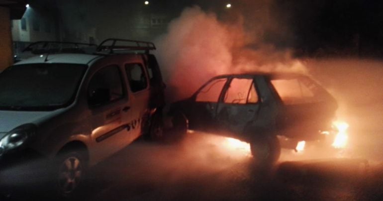 El vehículo afectado ardió por completo