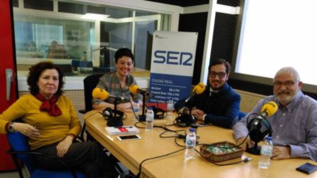 Pilar Zamora junto a los tertulianos de 'La Rebotica'