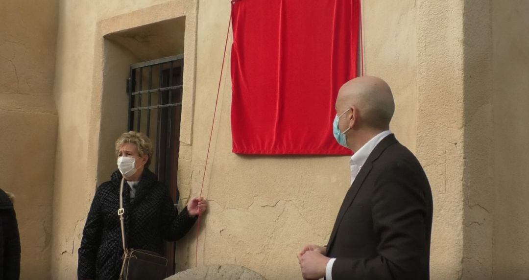 La presidenta del PSOE Elx, Ana María Marchante y el Secretario General, Alejandro Soler, descubren la nueva placa