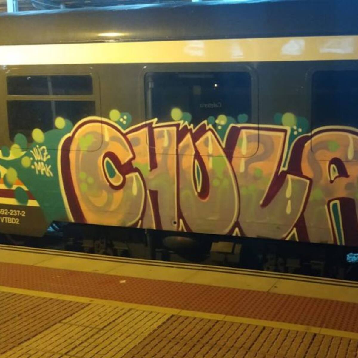 Soprenden a tres grafiteros cuando pintaban en un tren de Cercanías en Lorca