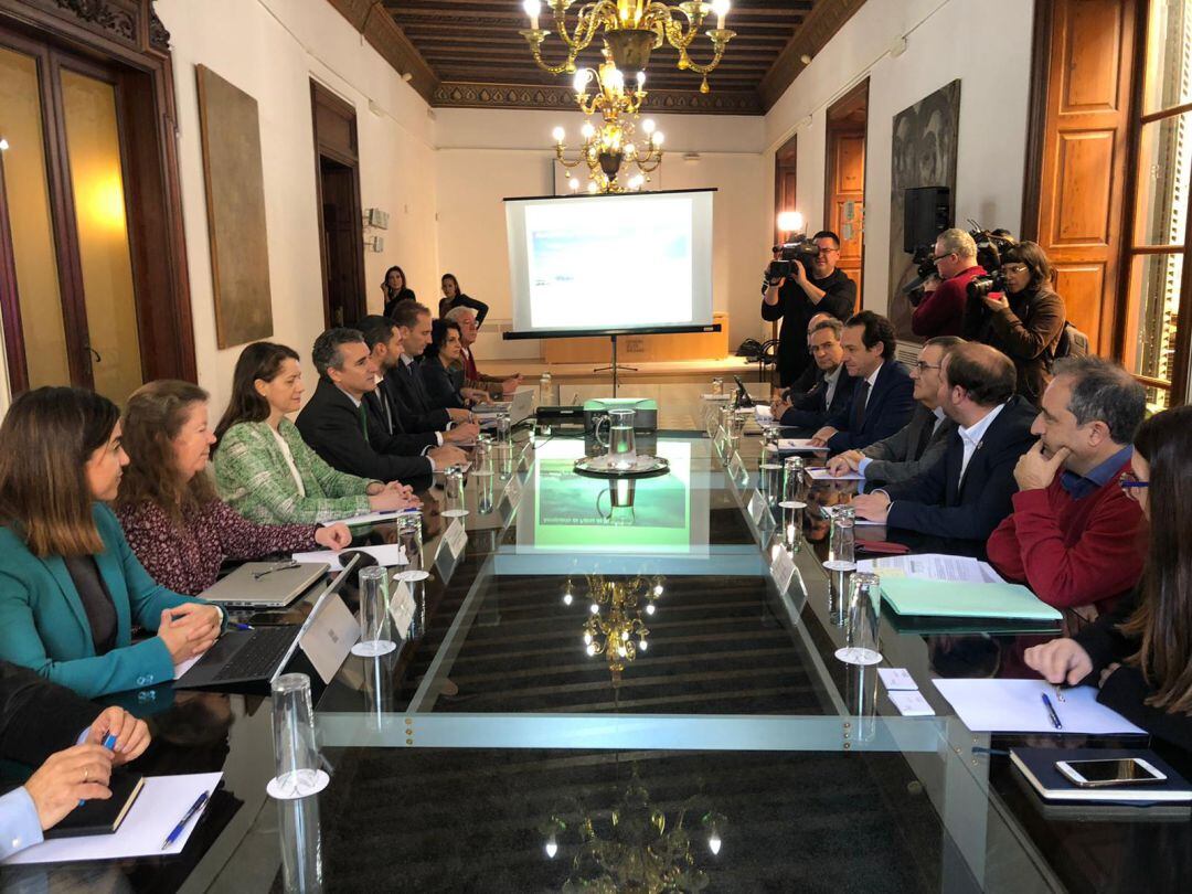 Reunión entre representantes del Govern y Aena.