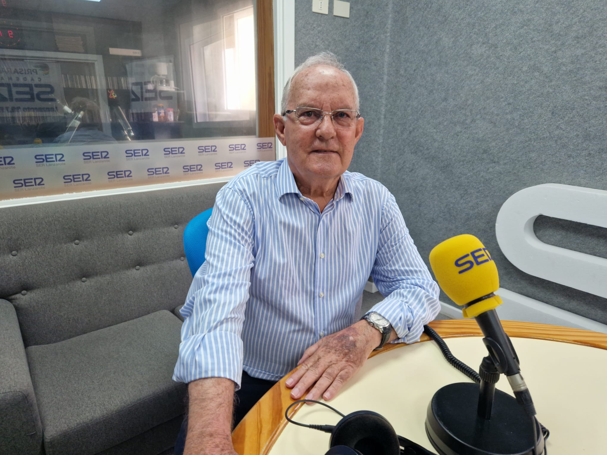 Domingo Delgado Morín en los estudios de SER Lanzarote.