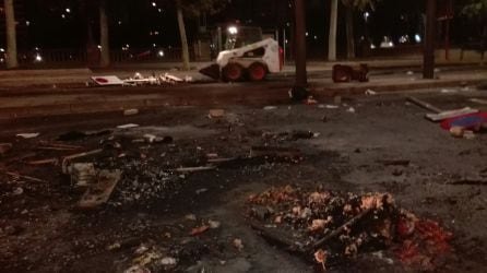 Una retro, aquesta matinada -dijous 17- replegant els centenars de llambordes llançades per radicals anit a Lleida