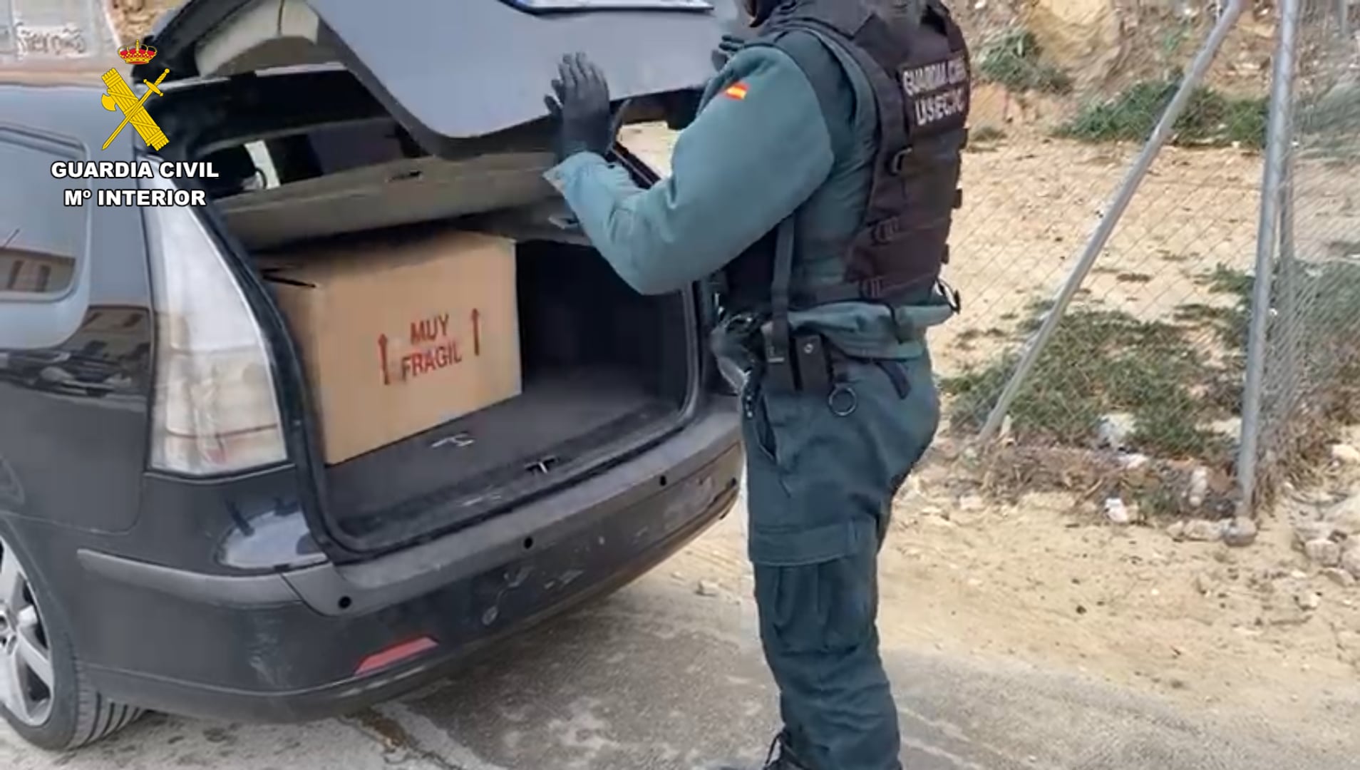 Detenida una persona que transportaba 35 kilos de hachís en un vehículo en Chinchilla (Albacete). Imagen de la Guardia Civil de Albacete.