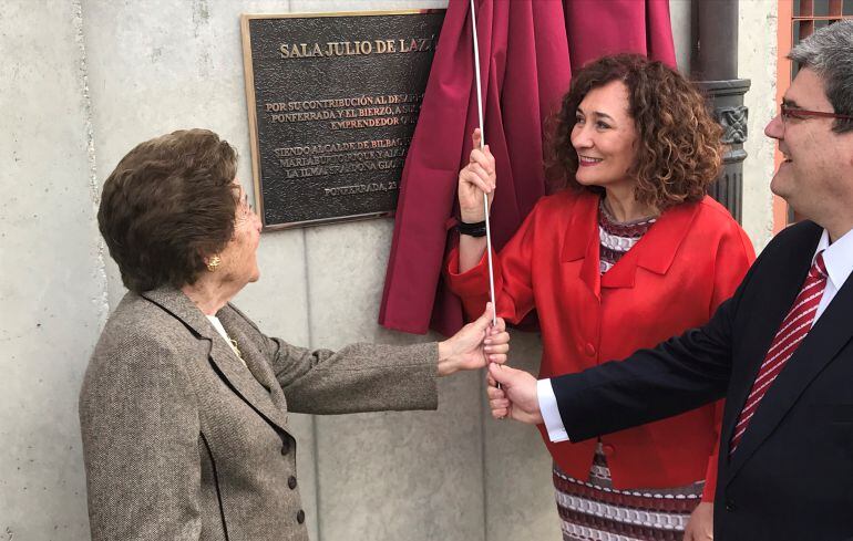 La nieta del ingeniero descubre la placa con la alcaldesa de Ponferrada y el alcalde de Bilbao