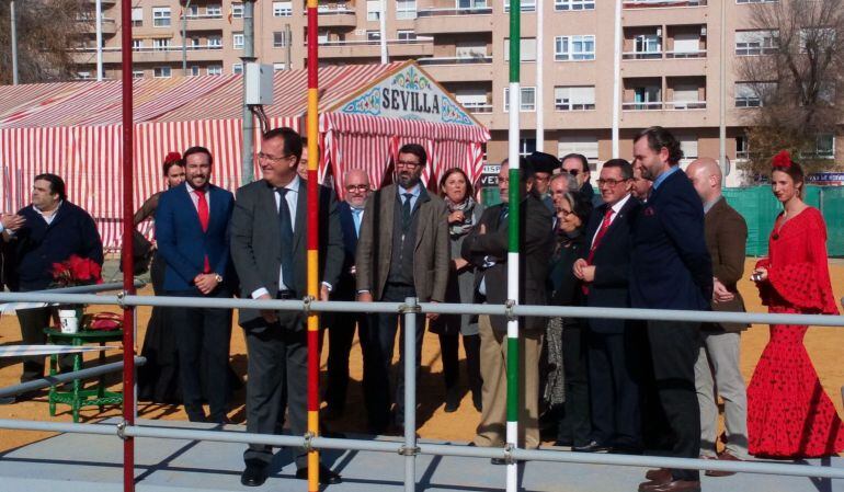 El delegado municipal de Fiestas Mayores, Juan Carlos Cabrera, atornilla uno de los tubos de la portada de la Feria de Abril 2018