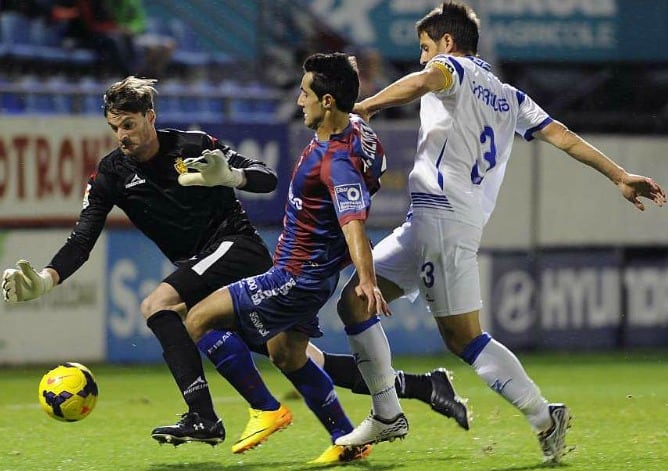Alain Eizmendi, que salió en la segunda parte, apenas pudo inzquietar la portería de Leo Franco.